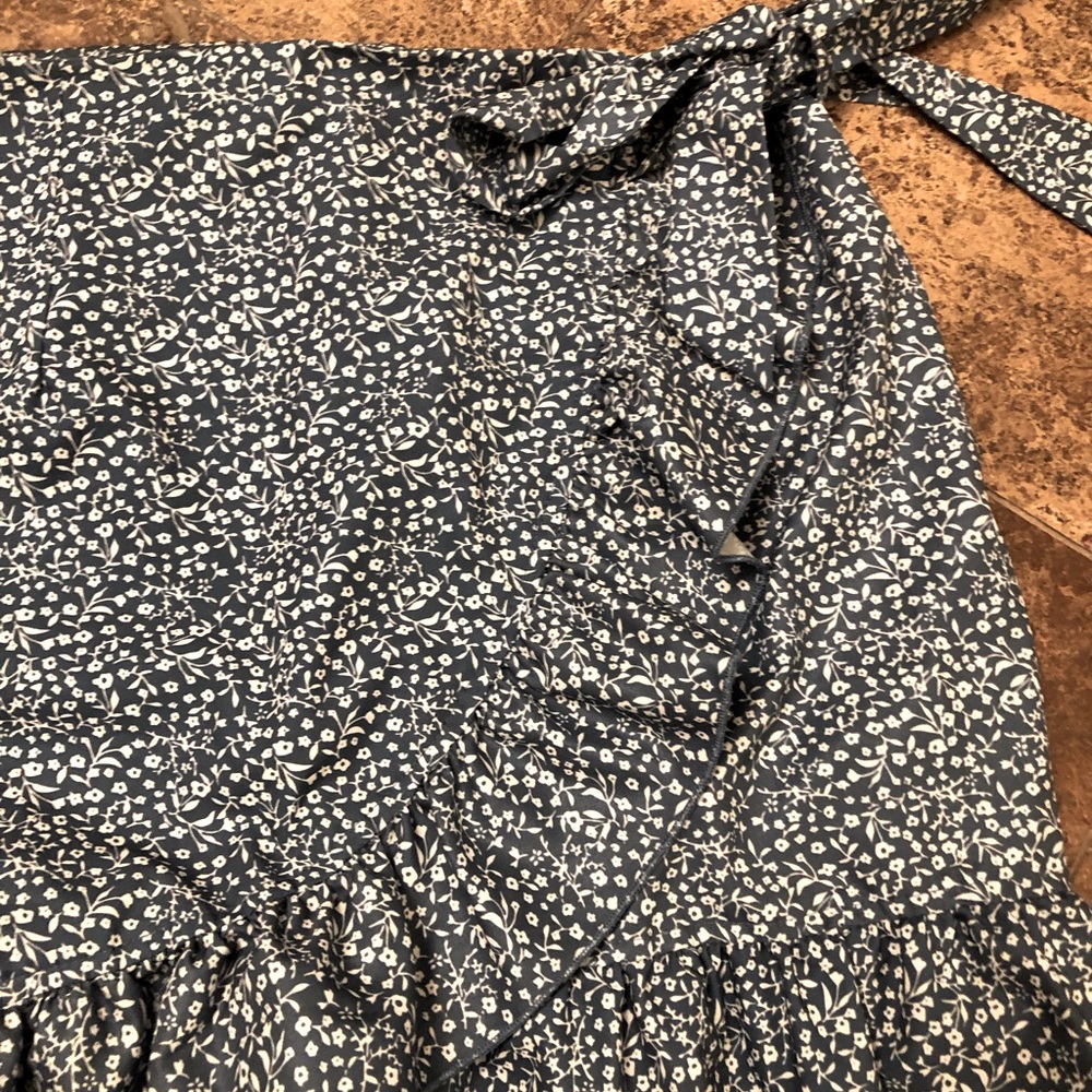 Mini boho Blue and white skirt with floral print ruffled with zipper and bow